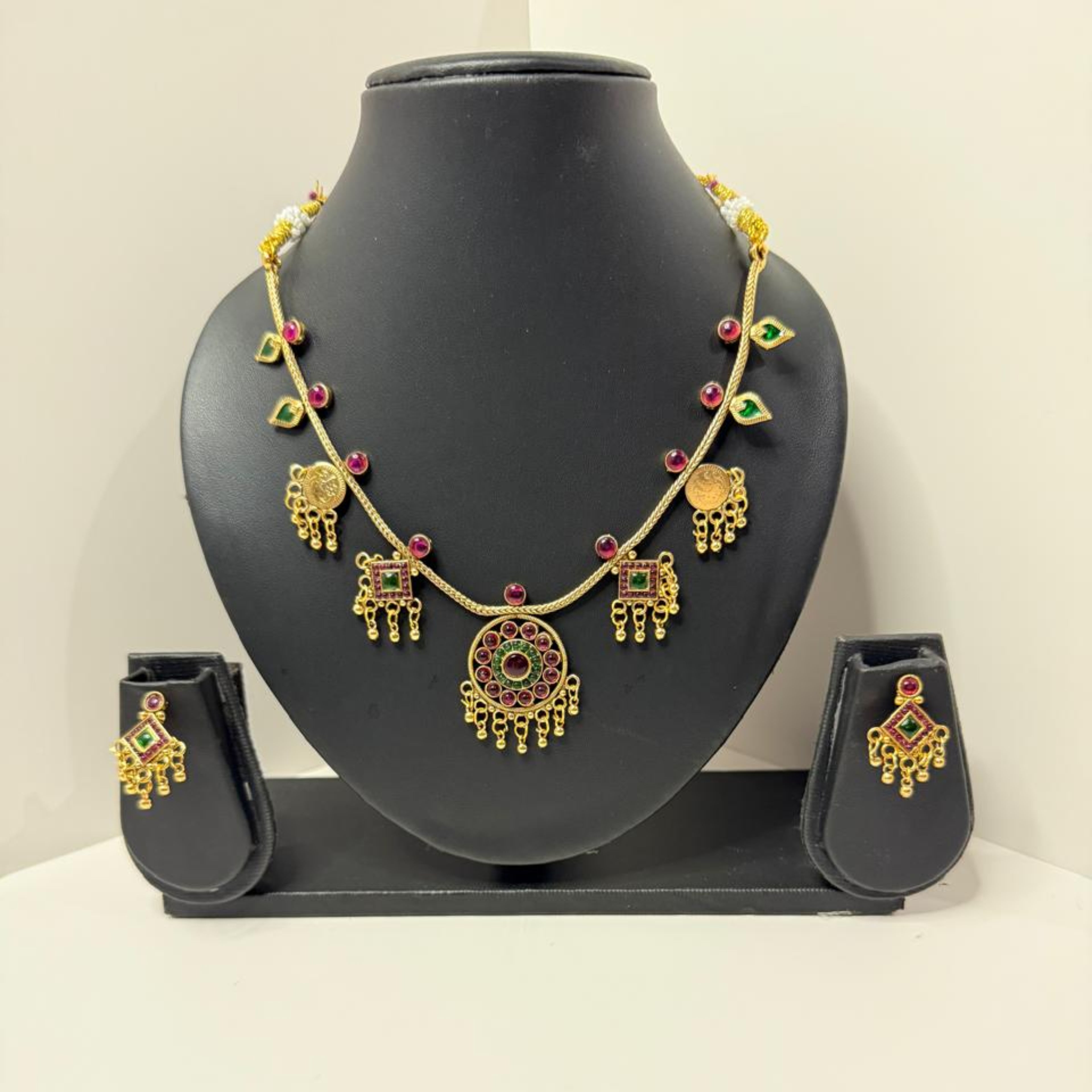 Kemp Stone Palakka Short Neckpiece With Earring